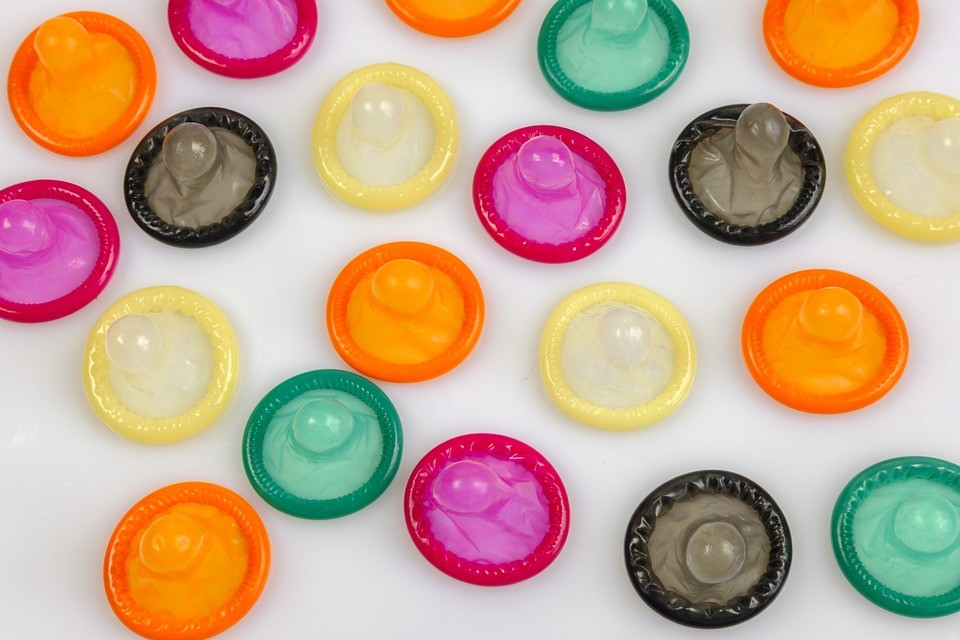 Bezpečn&yacute; sex: Ako sa chr&aacute;niť pred pohlavne prenosn&yacute;mi chorobami a nechcen&yacute;m tehotenstvom, ako použ&iacute;vať kond&oacute;my, antikoncepciu atď.